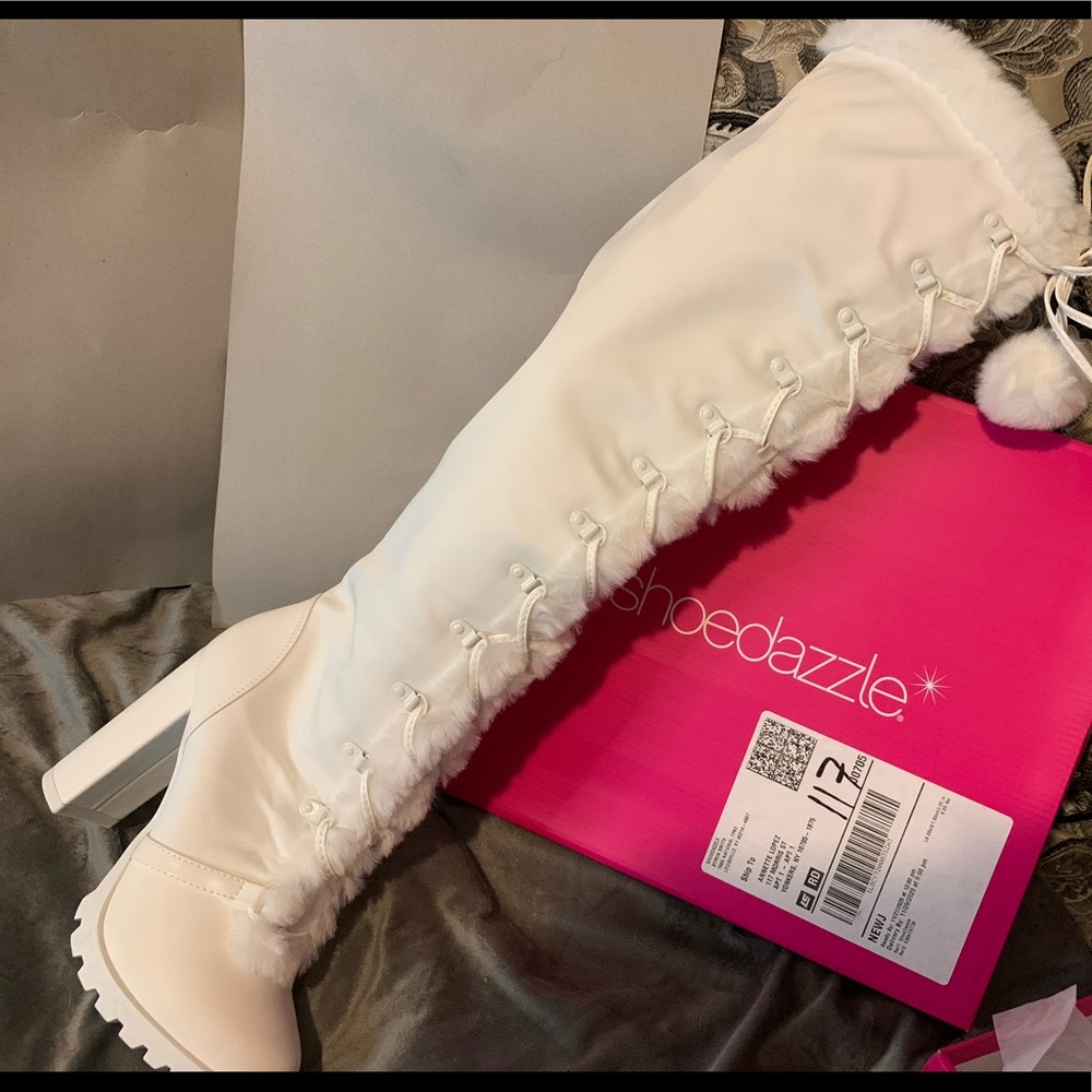 NWT Awesome pair of white comfortable boots 👢. SZ 9